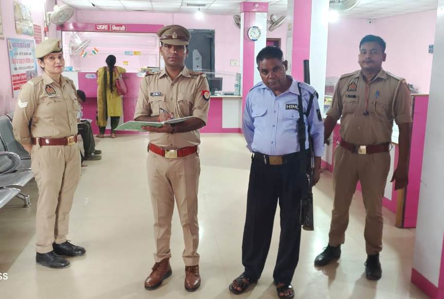 moradabadpolice's tweet photo. #SSP_MoradabadPolice @satpal_IPS के निर्देशन में अपराध/अपराधियों पर नियंत्रण के दृष्टिगत जनपदीय पुलिस द्वारा #बैंक_चेकिंग अभियान चलाकर बैंक/एटीएम तथा बैंकों के आस-पास संदिग्ध व्यक्ति/वाहनों की चेकिंग की, बैंक सुरक्षा ड्यूटी पर लगे सुरक्षाकर्मियों को आवश्यक दिशा-निर्देश दिये। https://t.co/w6yCF8uqt2