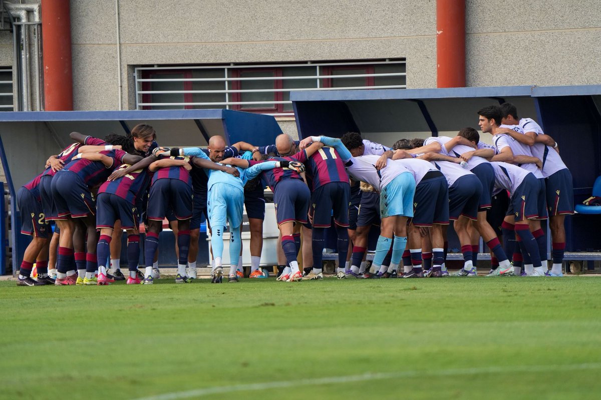 rafafernandez14's tweet photo. 25-26:

COMPROMISO.
RESPETO.
PERSEVERANCIA.
COMPETITIVIDAD.
VALENTÍA.

Jugamos así porque SOMOS así.

Con TODO, contra TODO, contra TODOS.

💙❤️🐸 @CanteraGranota https://t.co/u9d0INF7ML