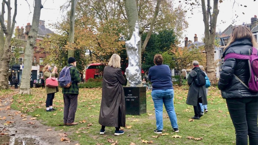 One of Londons tiniest #statues displays a naked lady and stands in #StokeNewington wp.me/p4BB8h-A7t it is in honour of Mary Wollstonecraft who over 200 years ago was a powerful women’s rights #activist #statue #ynuktv