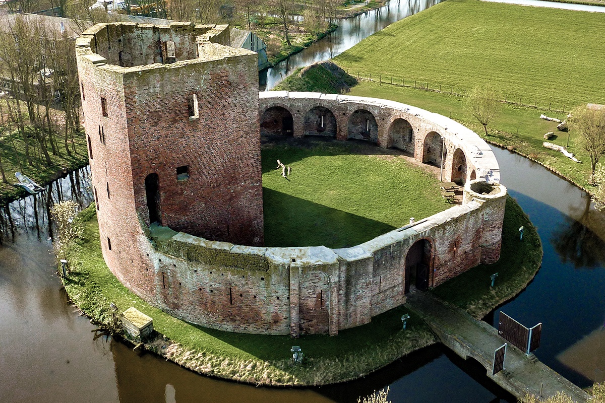 A.s. zaterdag (27-09) is de laatste etappe van de Hollands Buiten Estafette. Kom meedoen in de kasteelruïne van <a href="/SlotTeylingen/">Kasteel Teylingen</a> in Voorhout. Met een vertelmarathon, ridderspelletjes, een kijkje bij de restauratie, ontmoet de archeoloog 👉🏼 bit.ly/4pac4yG.