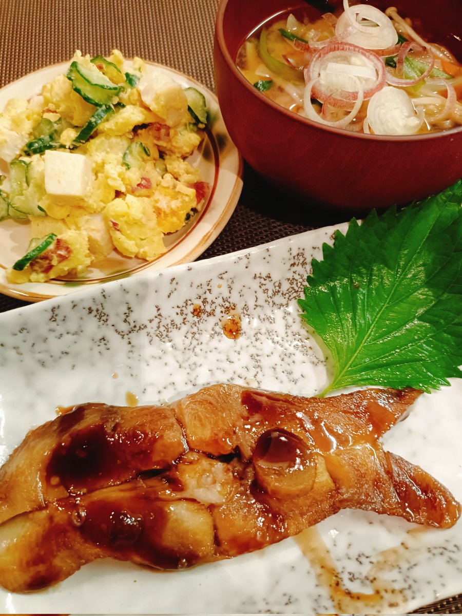 今日の夕飯は
「カラスカレイの煮付け」
「さつまいもとサラダチキンのカレーマヨサラダ」
「人参・えのき・玉ねぎ・ニラ・みょうがの味噌汁」

カラスカレイ、時々煮付けにしますが 味しみしみで美味しいんですよね〜🐟💕生姜が効いてる🫚✨
さつまいもはレンジで❣️

 #おうちごはん  #魚料理