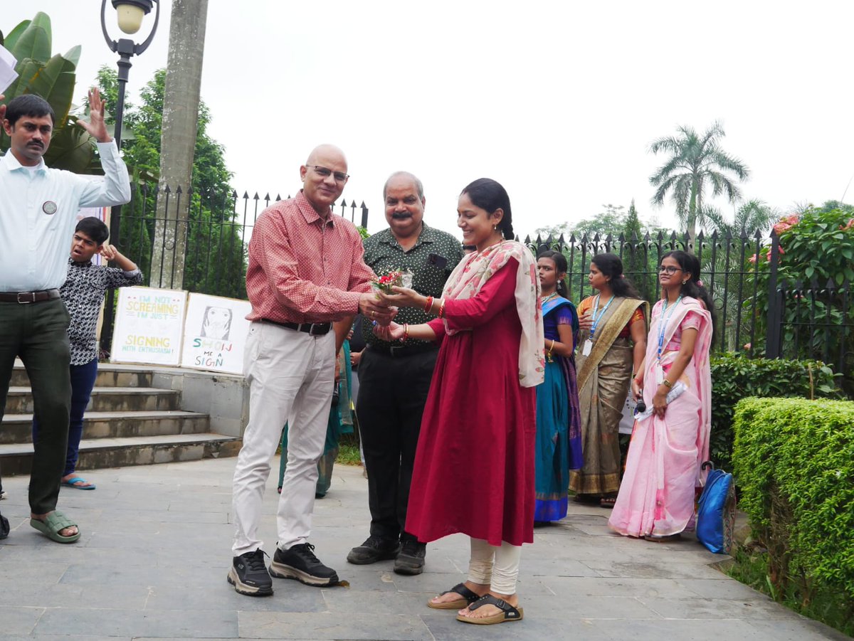 SvnirtarOlatpur's tweet image. A powerful street play was performed at IG Park by the students of DISLI and deaf students, marking the celebration of International Sign Language Day. The performance beautifully conveyed the importance of sign language in creating an inclusive society.
@Drvirendrakum13