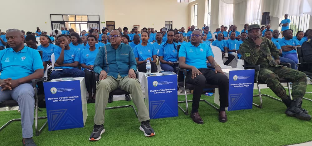 Unity_MemoryRw's tweet image. Uyu munsi, Minisitiri @DrDamascene yitabiriye ikiganiro “Rubyiruko menya amateka yawe” cyahuje urubyiruko rurenga 300 ruturuka mu Turere twa @RusiziDistrict , @KarongiDistr na @Nyamagabe. Ni ikiganiro cyateguwe na MINUBUMWE ku bufatanye na @visionjeunesse2. Ni urubyiruko…