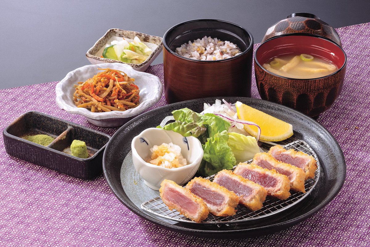 ✨土曜日ランチメニュー✨ ○ランチまぐろのレアかつ定食 衣はサクッ