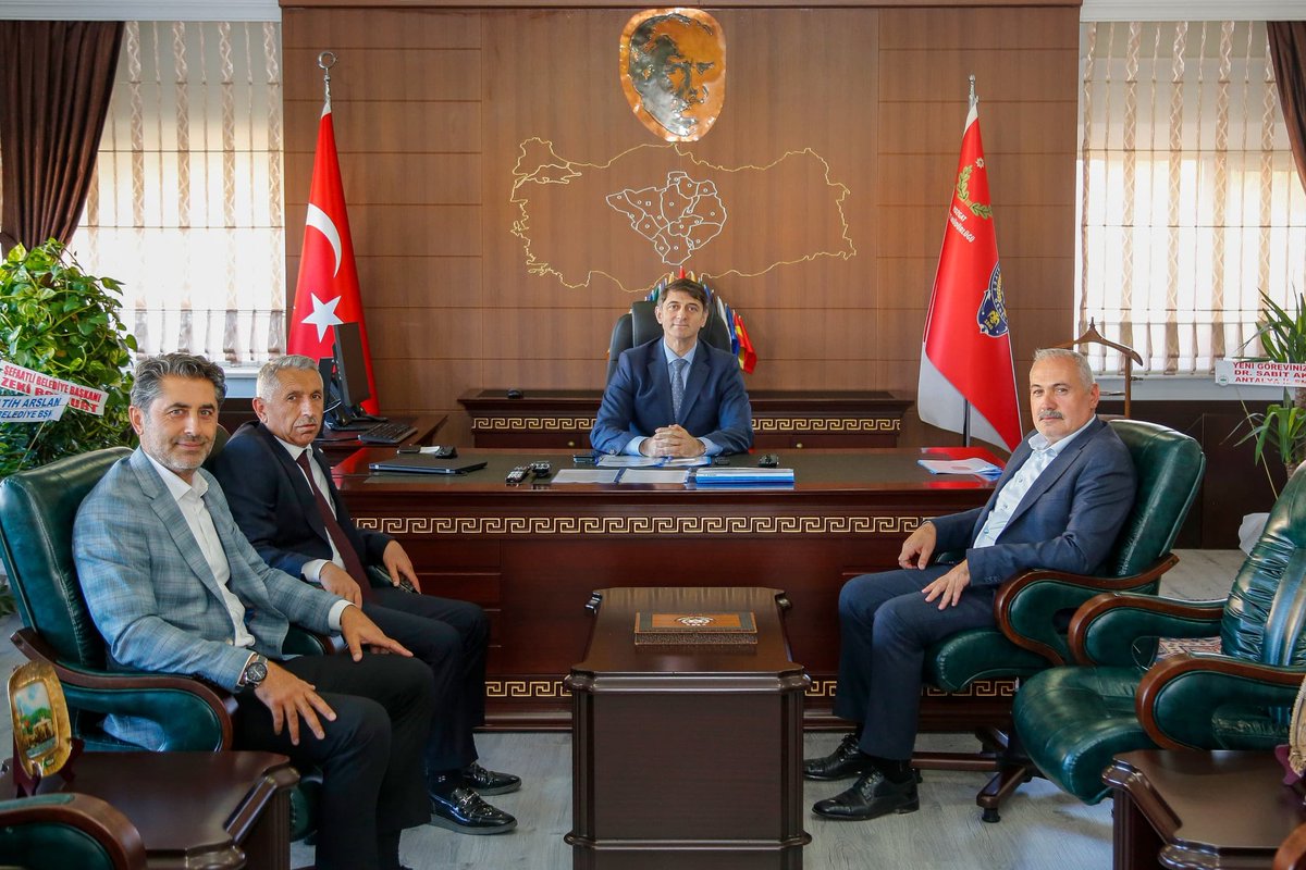 Yozgat İl Emniyet Müdürümüz Sayın Necmettin Koç’u ziyaret ederek, hayırlı olsun dileklerimizi ilettik. 

Samimi ve misafirperver yaklaşımı için teşekkür ediyor, görevinde üstün başarılar diliyorum.