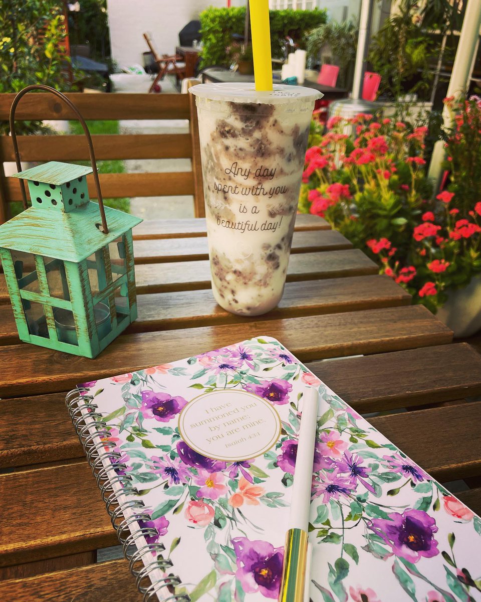 xinemura's tweet image. Great designs start with quiet moments like this🥤💜📓
#DesignerMorning #CreativeStart #WorkdayStart