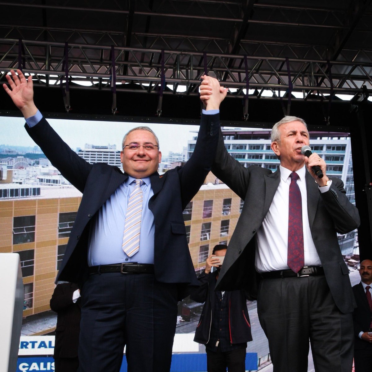 Ankara Büyükşehir Belediye Başkanımız <a href="/mansuryavas06/">Mansur Yavaş</a> , tüm Türkiye’de şeffaf ve hesap veren yönetim anlayışının öncüsü olan, siyasi görüşü fark etmeksizin herkesin gönlünde dürüstlüğüyle yer edinmiş çok değerli bir isimdir.

Yel kayadan toz alır. Mansur Başkanımızla birlikte