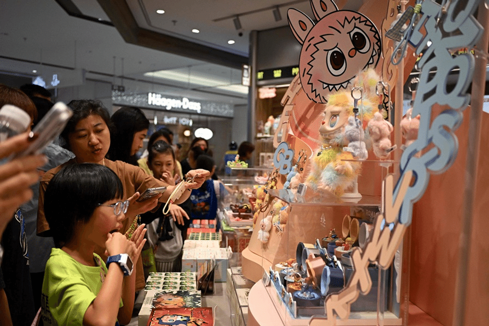ThinkChinaSG's tweet image. China’s adult babies: ... sadness and loneliness among adults worldwide reached record highs that year, with 41% reporting feeling “a lot of stress” on a daily basis. (Photo: Jade Gao/AFP) #youths #kidulting #China #ThinkChina tinyurl.com/mr3yhu48