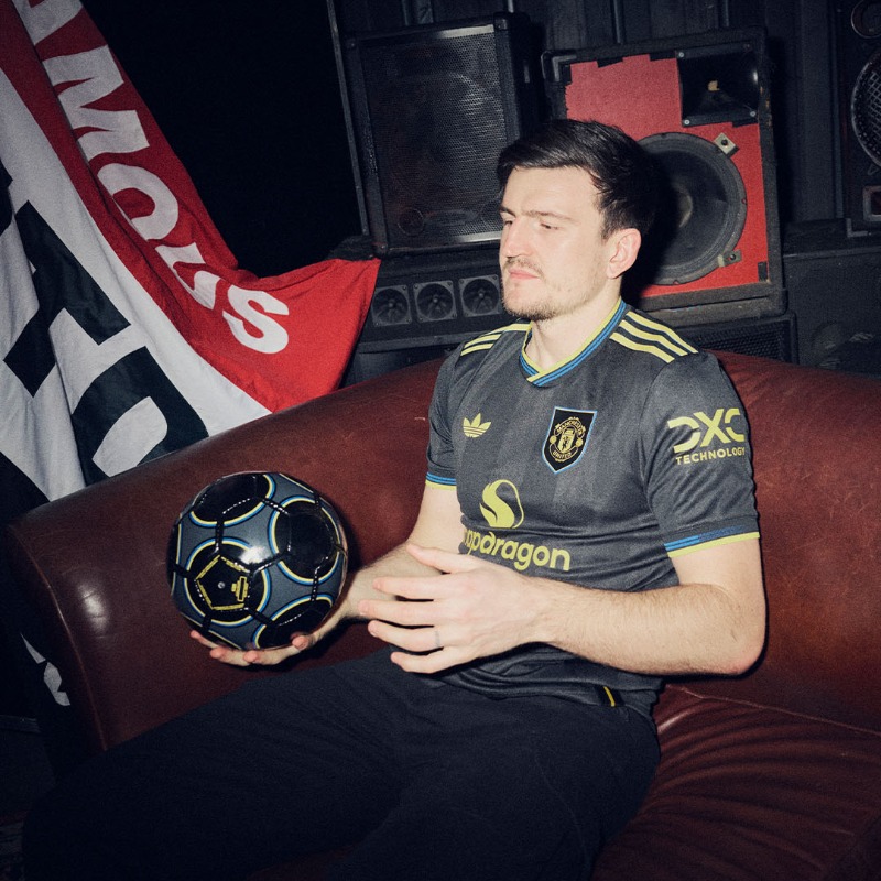 ManUtd's tweet photo. Back in black 🌓

We will debut our third shirt at Brentford tomorrow ✨