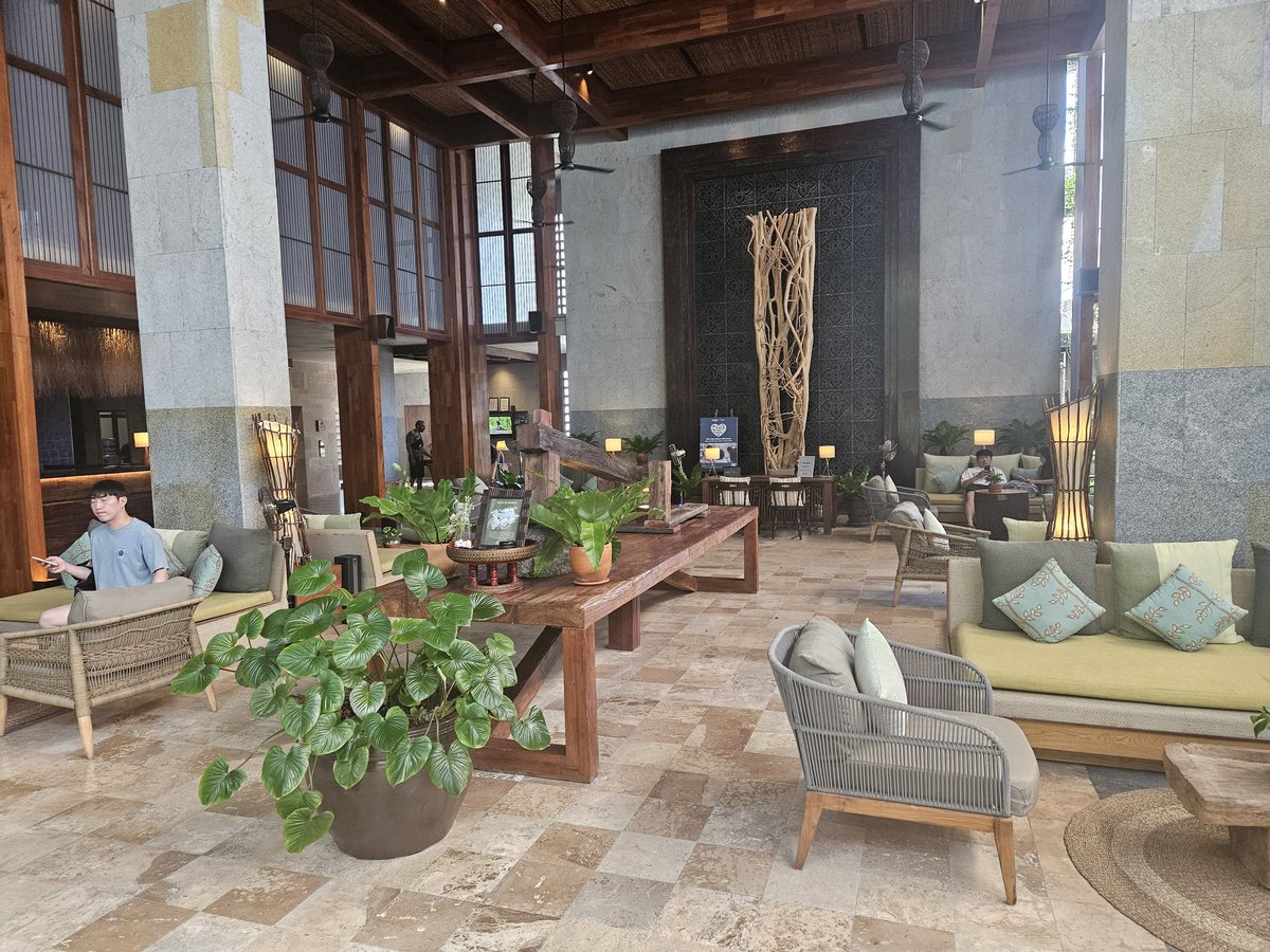 AlodiaOils's tweet image. The breezy lobby of the Dinso resort.
#alodia #spasignatures