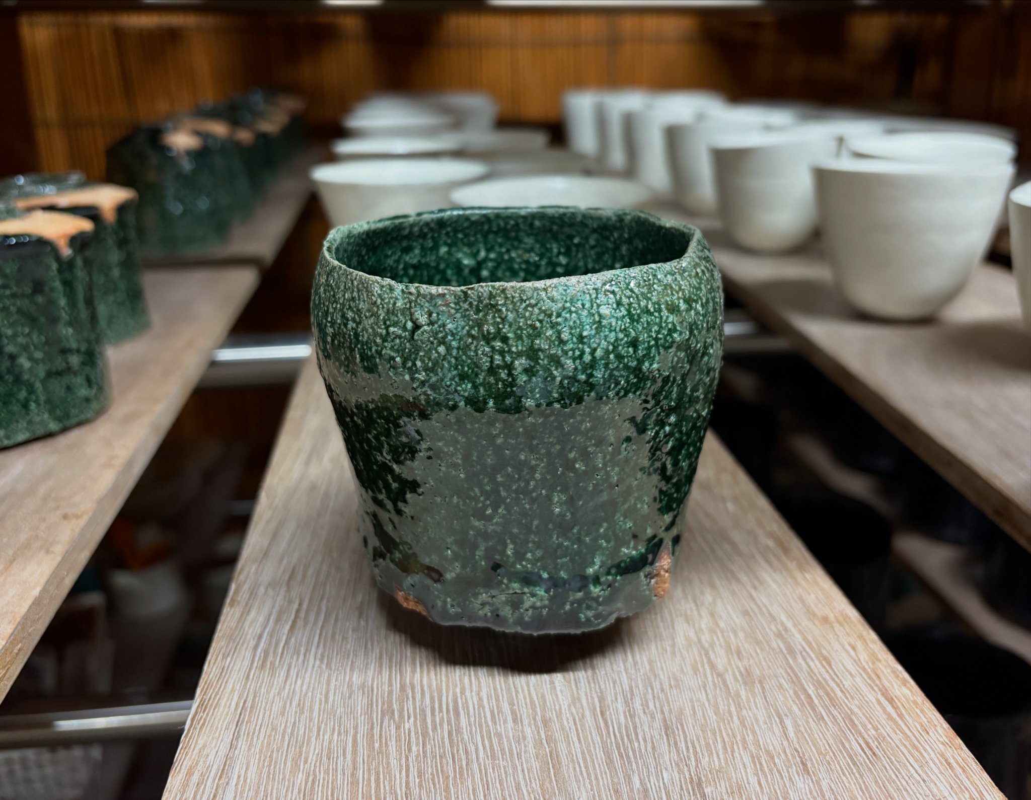 究極の美◼️蔵からめちゃくちゃオーラの出てる謎の紋様がある抹茶茶碗が出てきました。 究極の美◼️蔵からめちゃくちゃオーラの出てる謎の紋様がある