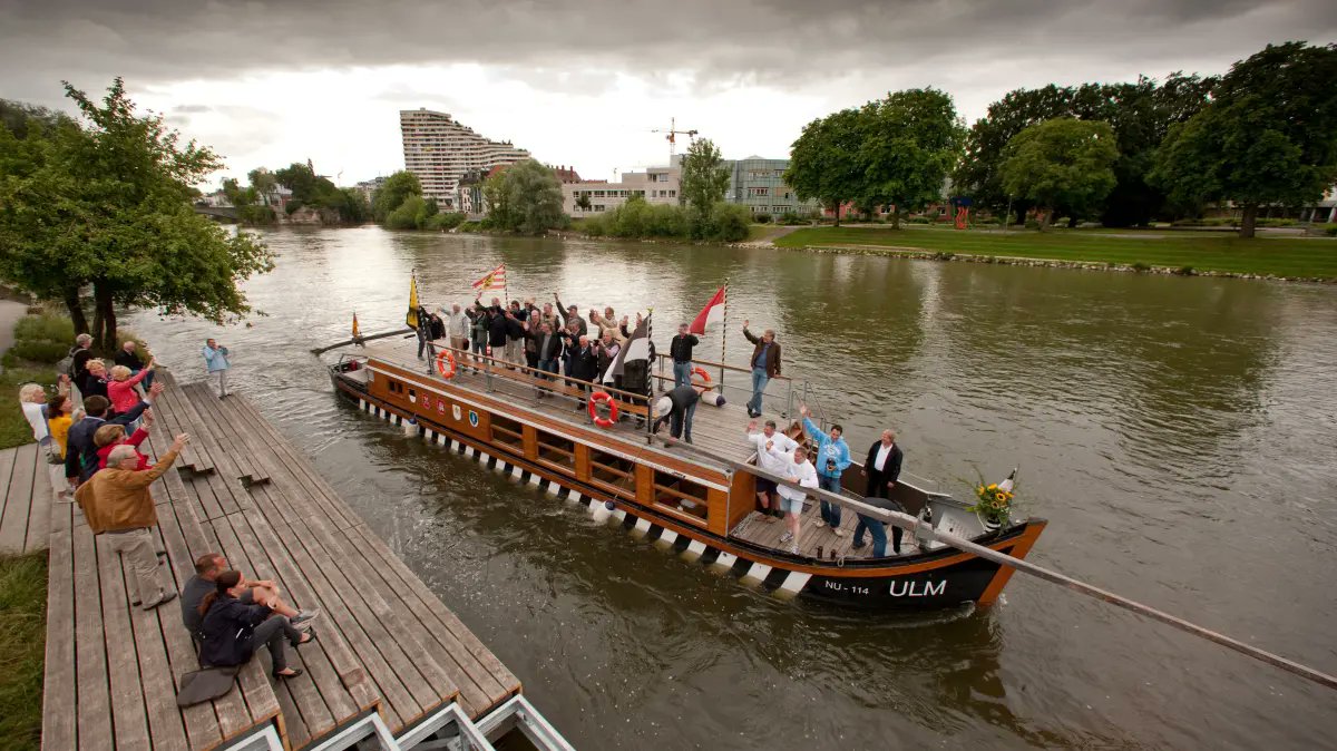 SWPde_bot's tweet image. #Hitzacker #Ulm #Rettungsaktion: „Ulmer Schachtel“ in #Elbe auf Grund gelaufen - #Feuerwehr rettet 34 Personen swp.de/lokales/ulm/re…