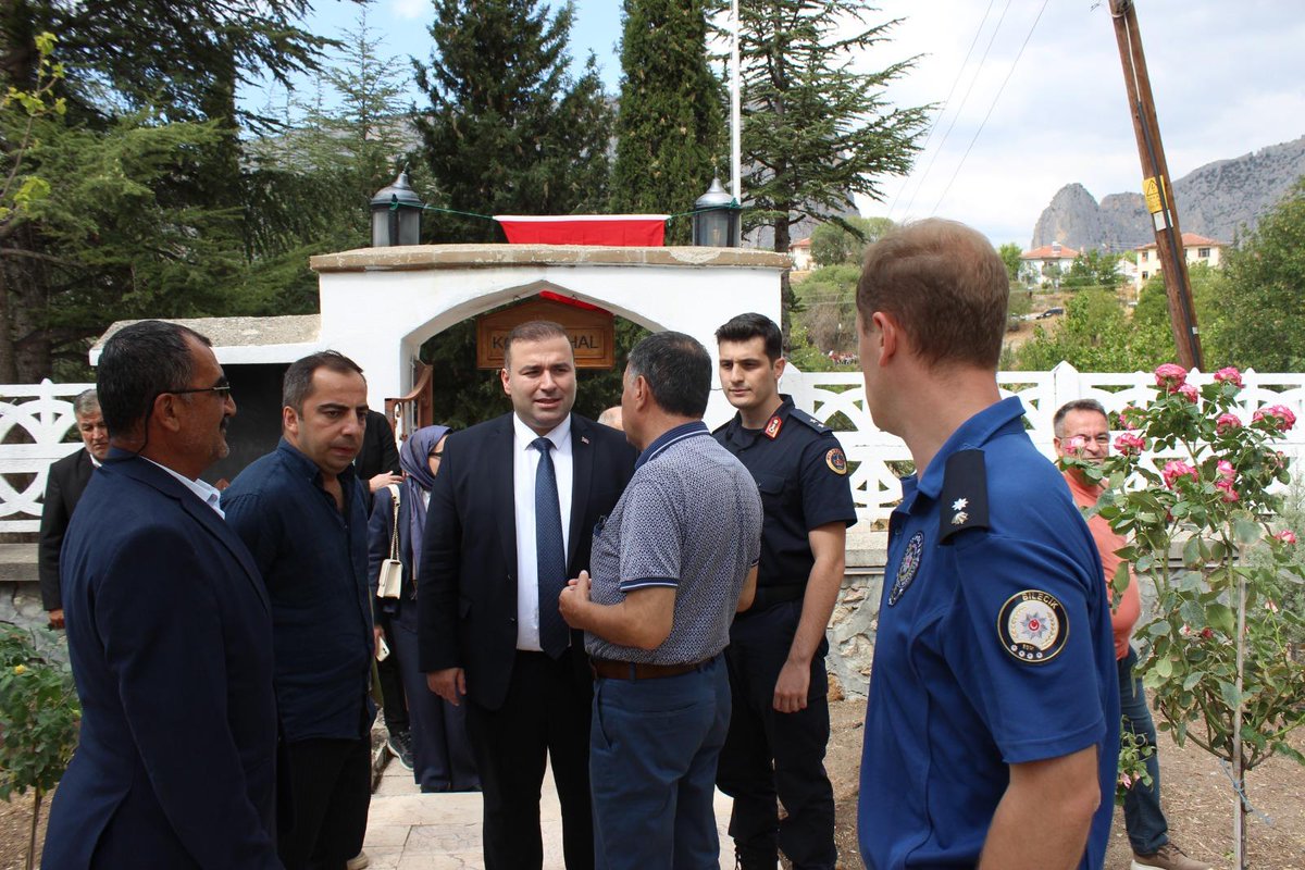 Türbe ziyareti ile başlayan programımız; Mevlid-i Şerif ve Kur’an-ı Kerim tilaveti ile devam etti. Türbede yapılan bakım, onarım, çiçeklendirme ve tanıtma çalışmaları hakkında kıymetli misafirlerimize bilgilendirme yapan Kaymakamımız Sayın Mücahit Ünal; katılımlarından dolayı