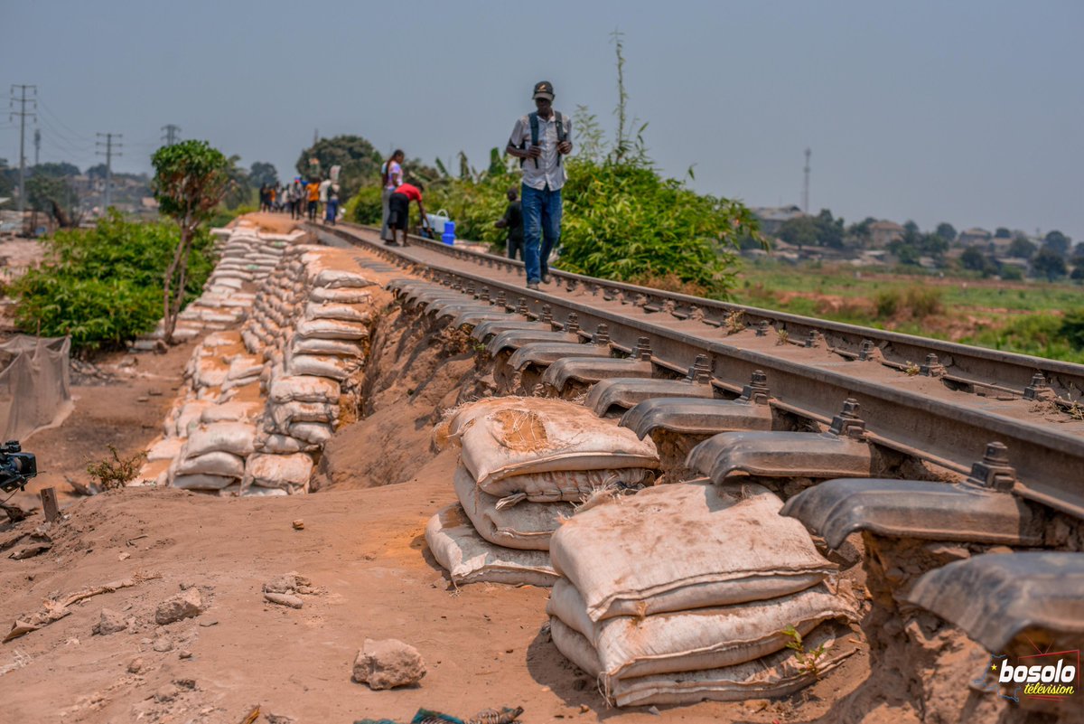 IsralMutombo11's tweet image. #Kinshasa : Il ne s'agit pas non plus d'un champ de bataille ni dispositif visant à contrer les érosions de Malueka ou de Kindele, mais plutôt d'un mécanisme de sécurité pour soutenir l'infrastructure ferroviaire du train interurbain de Kinshasa.

L'opinion publique s'interroge…