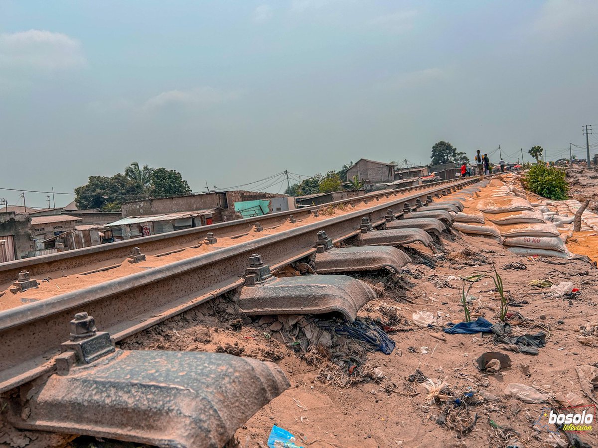 IsralMutombo11's tweet image. #Kinshasa : Il ne s'agit pas non plus d'un champ de bataille ni dispositif visant à contrer les érosions de Malueka ou de Kindele, mais plutôt d'un mécanisme de sécurité pour soutenir l'infrastructure ferroviaire du train interurbain de Kinshasa.

L'opinion publique s'interroge…