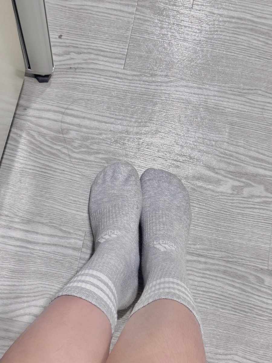 今天也是努力上班的一天💪🏻
這雙愛迪達襪襪有哥哥想收嗎  甜甜價🙂‍↕️💕
#原味袜子 #原味襪子 #原味內褲 #美腿 #腿控福利