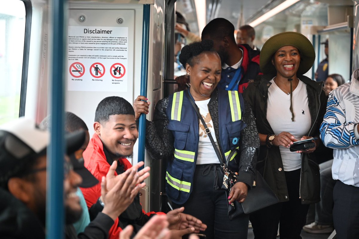 🚆🌿 PRASA Rail CEO, Ms Nwabisa Gqamane-Ntiyane, joined the <a href="/MetrorailWC/">Metrorail W/Cape</a> team onboard to connect with commuters during <a href="/SANParks/">SANParks</a>! 🇿🇦 Free entry + special train services = a winning combo for celebrating Heritage &amp; Tourism Month. 🏞️ #PeoplesTrain #IsitimelaSabantu #AccessWeek