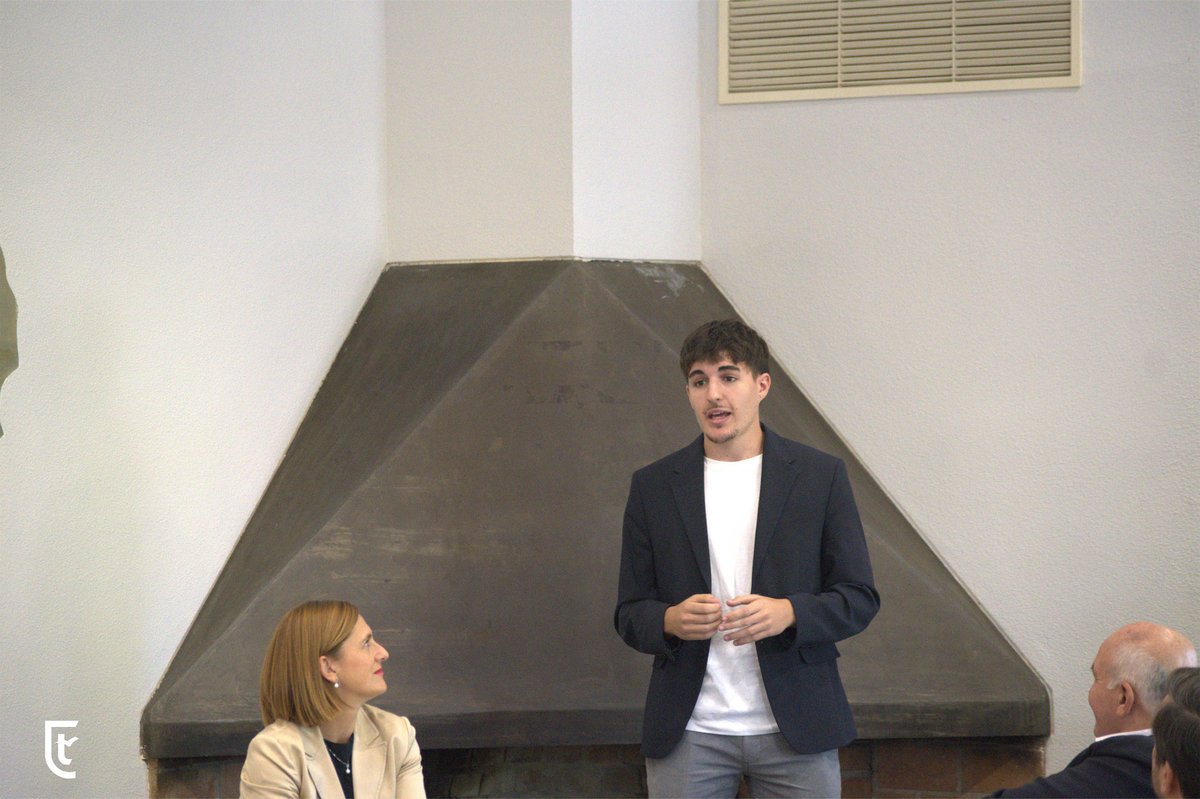 Nueva edición en el Kickoff del Máster en IA con Fundación Alfonso Martín Escudero, Microsoft, Invest in Madrid e Indra.
Con el equipo docente y exalumnos como Hugo Moreno y Daniel Serrano, quien destacó la importancia de la unión y el trabajo en equipo en este exigente programa.