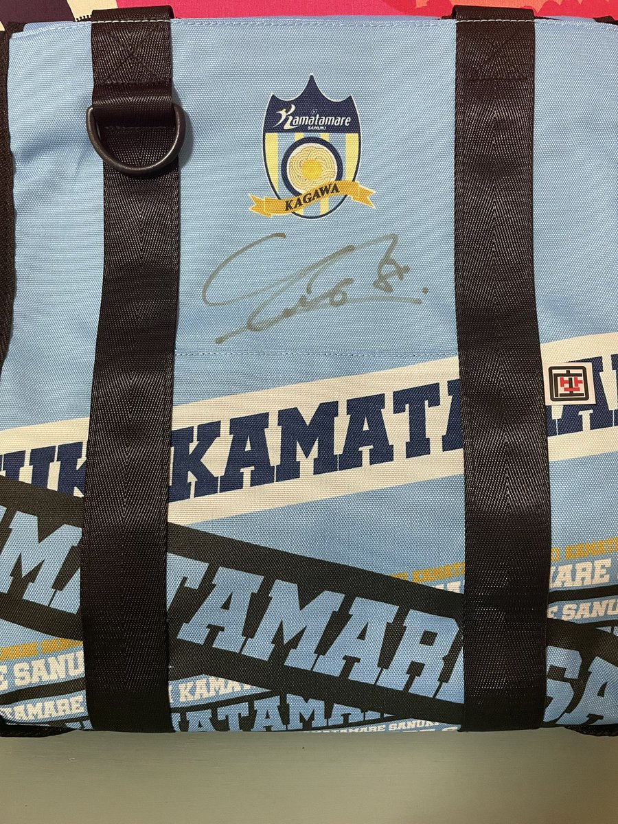 座トート、グッズ売り場でどうしようかなぁと迷ってたけど夫の推しの森選手が来てくれたので即決（笑）サインもいただいてホクホク😊握手もしていただけて（ファンサの神✨）夫、乙女に😍しかも森選手のレジ捌きプロでした😂ただものじゃない😳