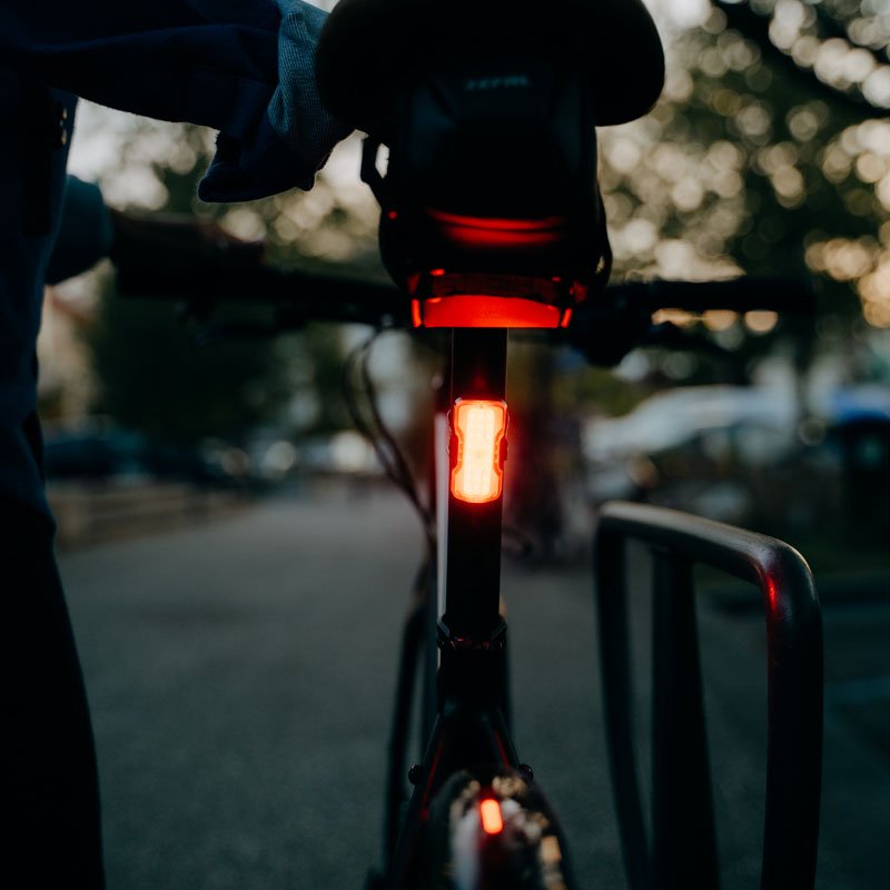 L’été prend fin et les jours se raccourcissent… Il est temps de rééquiper ses lampes sur son vélo 💡