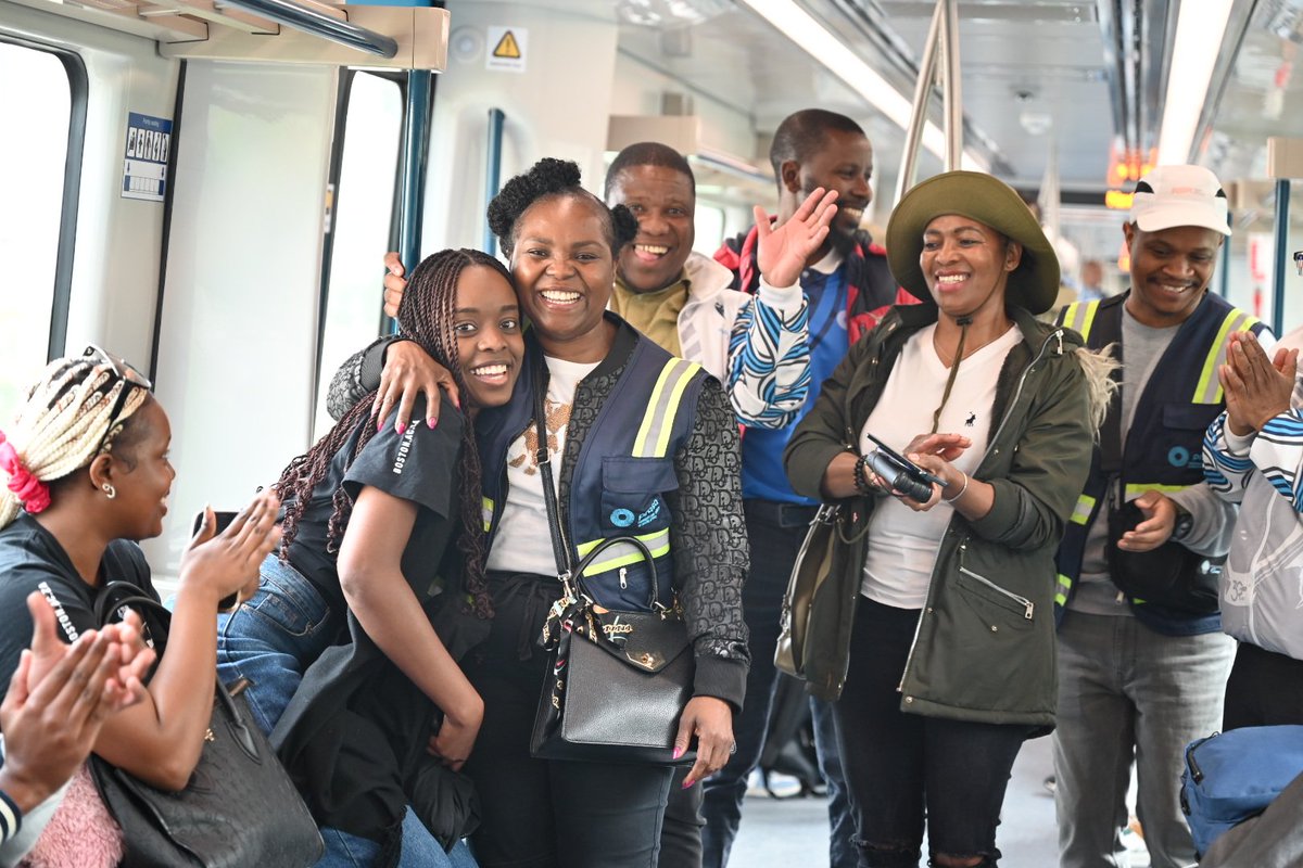 🎉 Heritage &amp; Tourism Month made special! 

Ms Nwabisa Gqamane-Ntiyane, PRASA Rail CEO, joined WC Management to experience the Cape Town–Fish Hoek train trip &amp; a shuttle from Fish Hoek to <a href="/CapePointSA/">CapePoint</a> engage with passengers on their way to explore <a href="/SANParks/">SANParks</a> <a href="/CapePointSA/">CapePoint</a> 🚆🌊