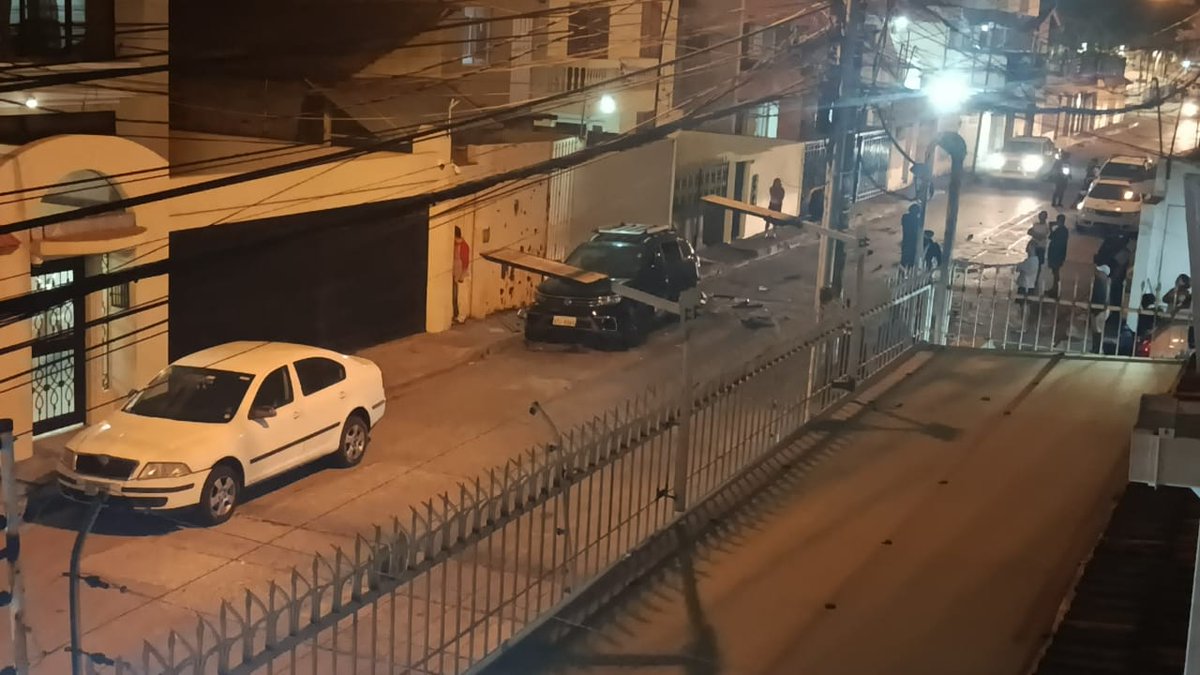 3:55am. Bomba en exteriores de compañía de seguridad en el sector de Los Almendros. <a href="/alcaldiagye/">Muy Ilustre Municipalidad de Guayaquil</a> <a href="/ECU911_/">ECU 911</a> <a href="/PoliciaEcuador/">Policía Ecuador</a>