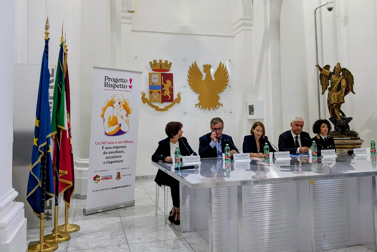 poliziadistato's tweet photo. La #Poliziadistato collabora a "ProgettoRispetto" di Fondazione Conad Ets, un portale  a disposizione  dei giovani contro la #violenzadigenere con strumenti informativi  e dispositivi di prevenzione e pronto intervento come la campagna #questononèamore o app #youpol #23settembre https://t.co/dcXjx3GpcN