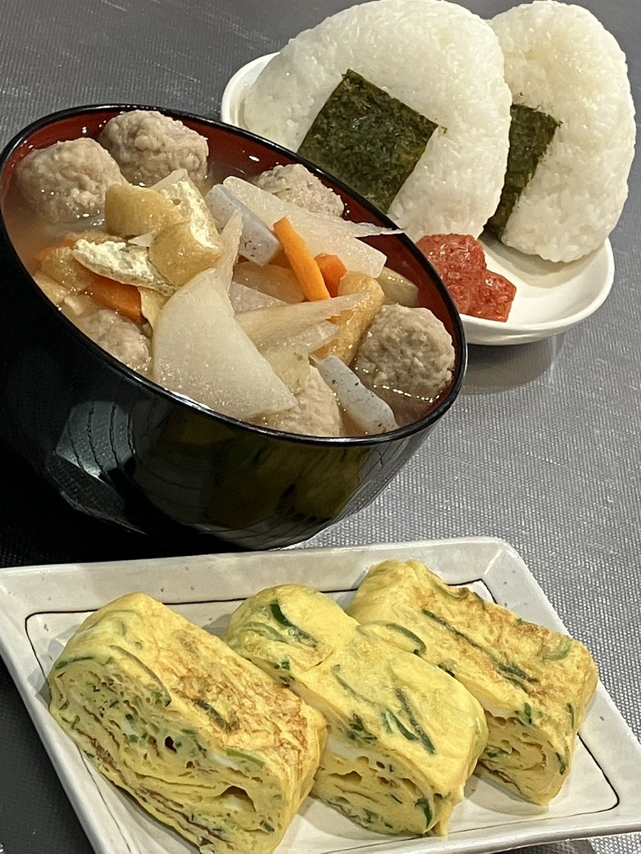 sense_kabu's tweet image. 今日はねぎ入り卵焼き&amp;amp;具だくさん肉団子汁のおにぎり定食を食べました。おいしかったです。