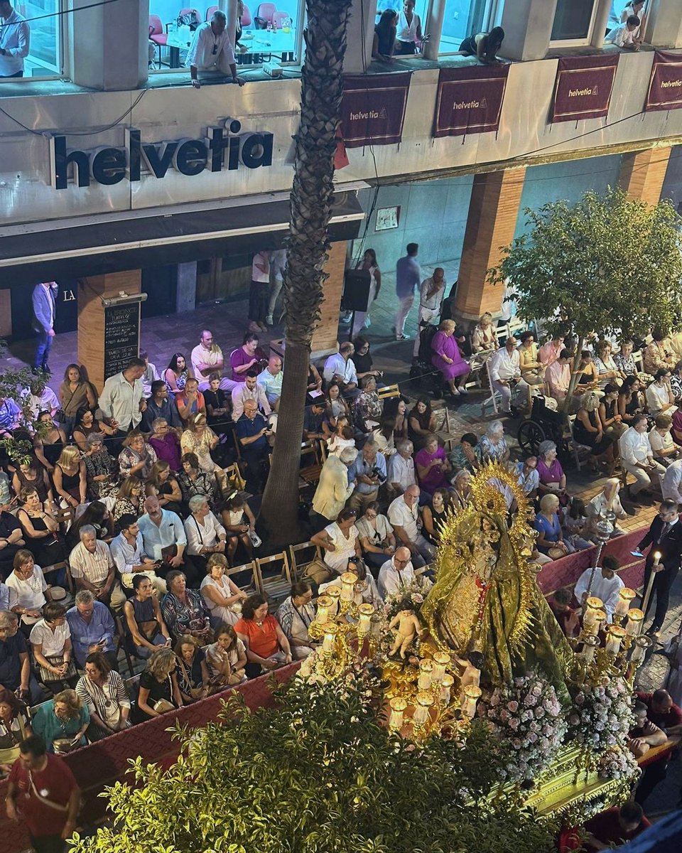 Empleados y mediadores de Helvetia Seguros pudieron disfrutar hace unos días de la Procesión Magna Mariana desde nuestra oficina de Helvetia. Fue una jornada histórica.