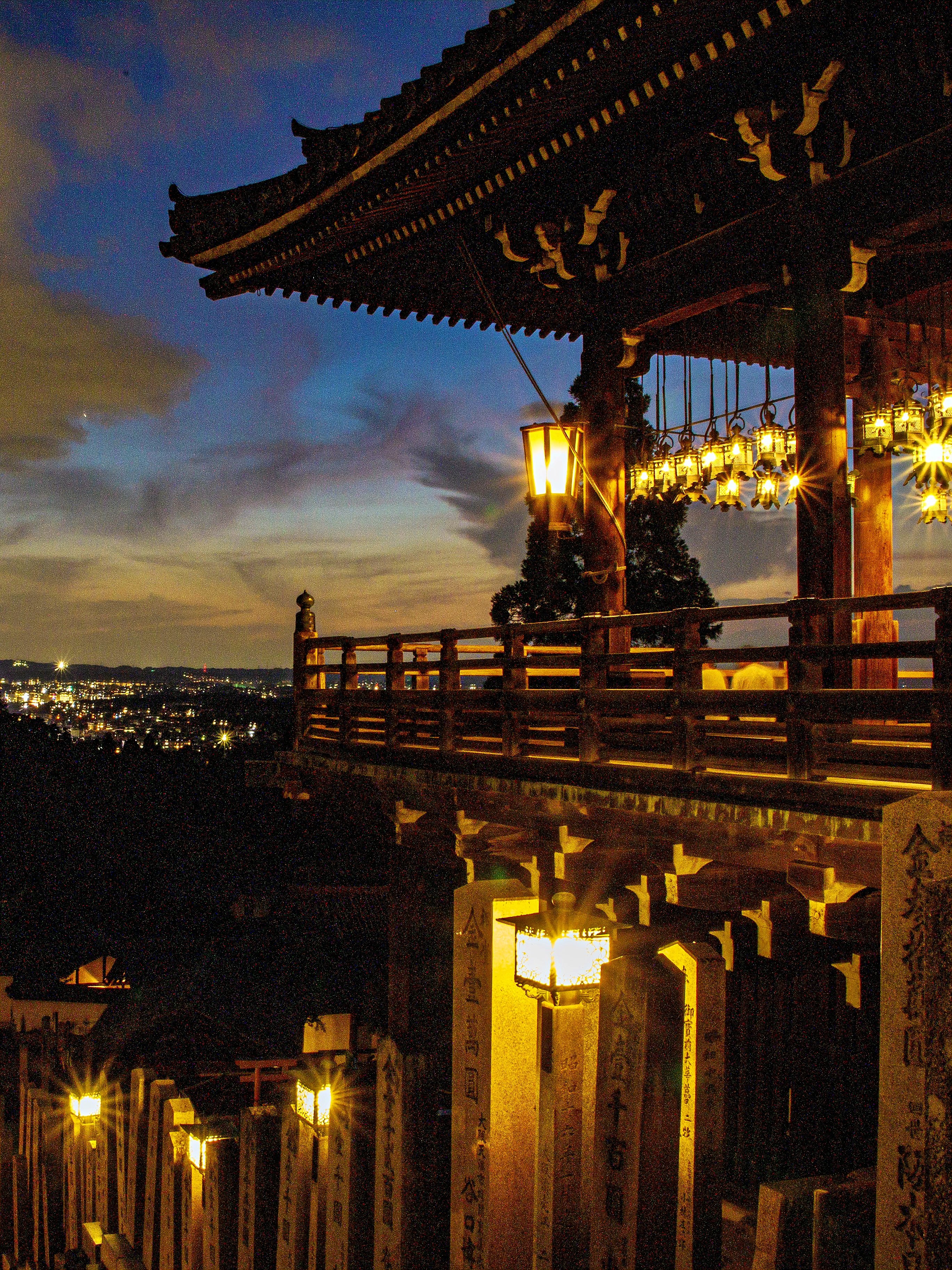 馬と古城夕陽が沈む雰囲気が出た作品です。 nobu_photo：栃木の風景 | • 「日本一夕日が綺麗な商店街