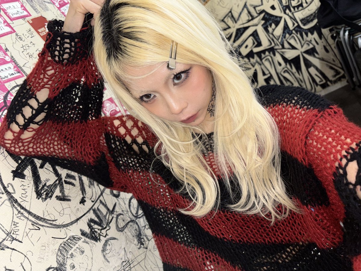 ごめん私前後ろ逆で着てたらしいwww
一年ぶりに見たら裂けすぎてて流石に違うと思って後ろ前逆で着てた🤣sorry🥲