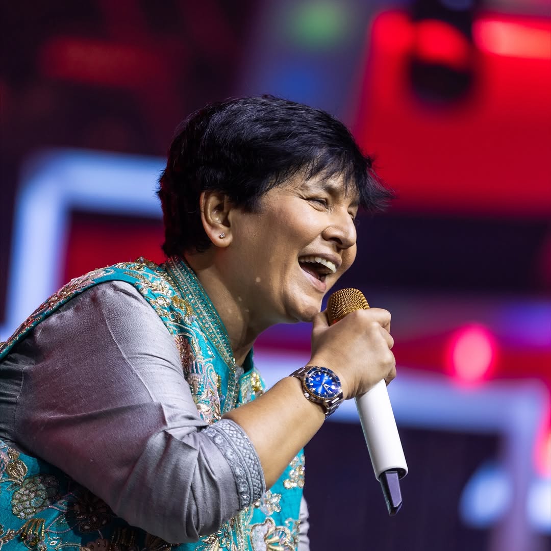 AlphonsoStudios's tweet photo. ✨ The wait is over, Navratri nights are here! 💃🌙
Day 1 of Radiance Dandiya Navratri Utsav with the queen of Garba, Falguni Pathak ji, lit up the stage with music, magic, and unstoppable energy. 🎶🔥

And this is just the beginning  let’s keep dancing into devotion together! https://t.co/GM9FKIMykI