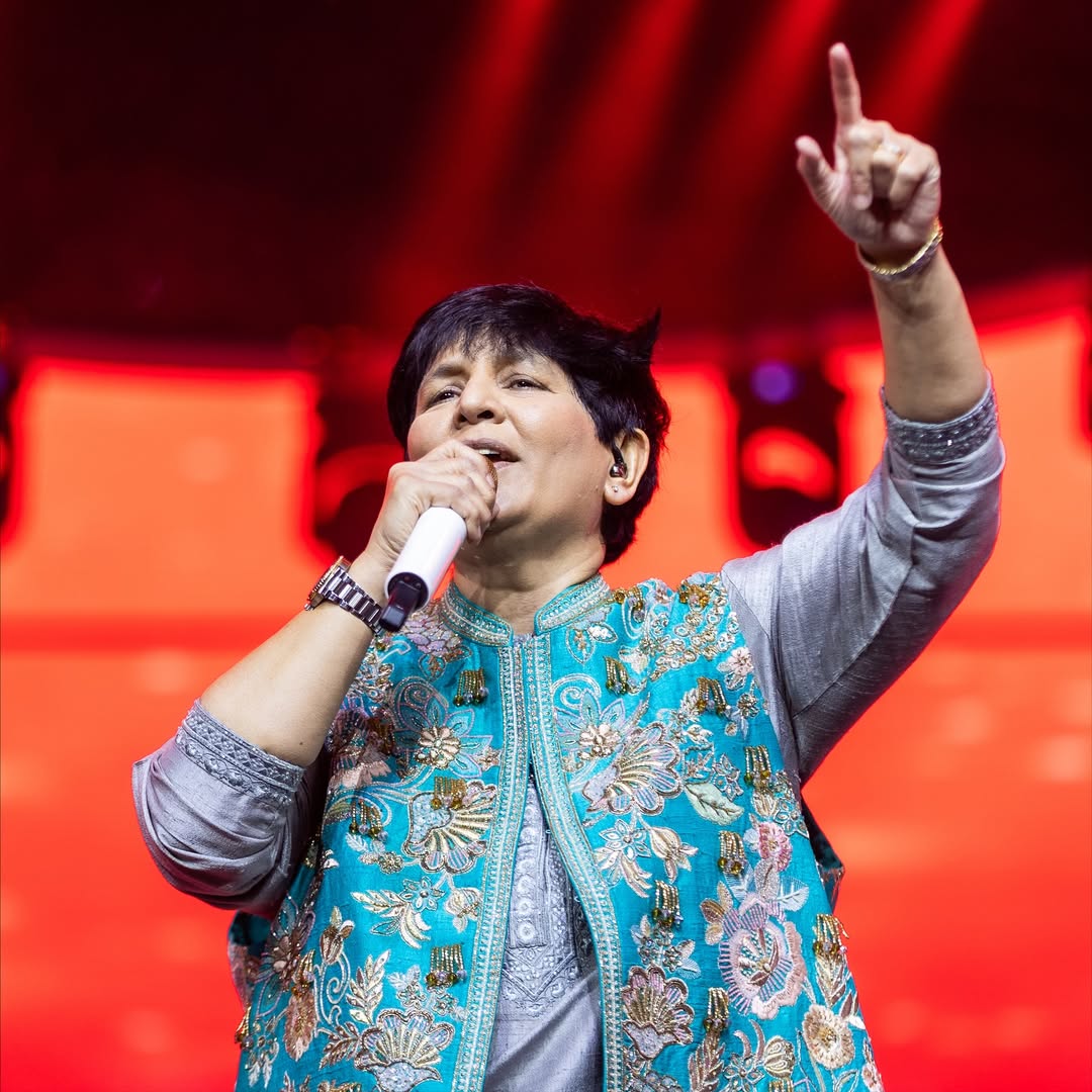 AlphonsoStudios's tweet photo. ✨ The wait is over, Navratri nights are here! 💃🌙
Day 1 of Radiance Dandiya Navratri Utsav with the queen of Garba, Falguni Pathak ji, lit up the stage with music, magic, and unstoppable energy. 🎶🔥

And this is just the beginning  let’s keep dancing into devotion together! https://t.co/GM9FKIMykI