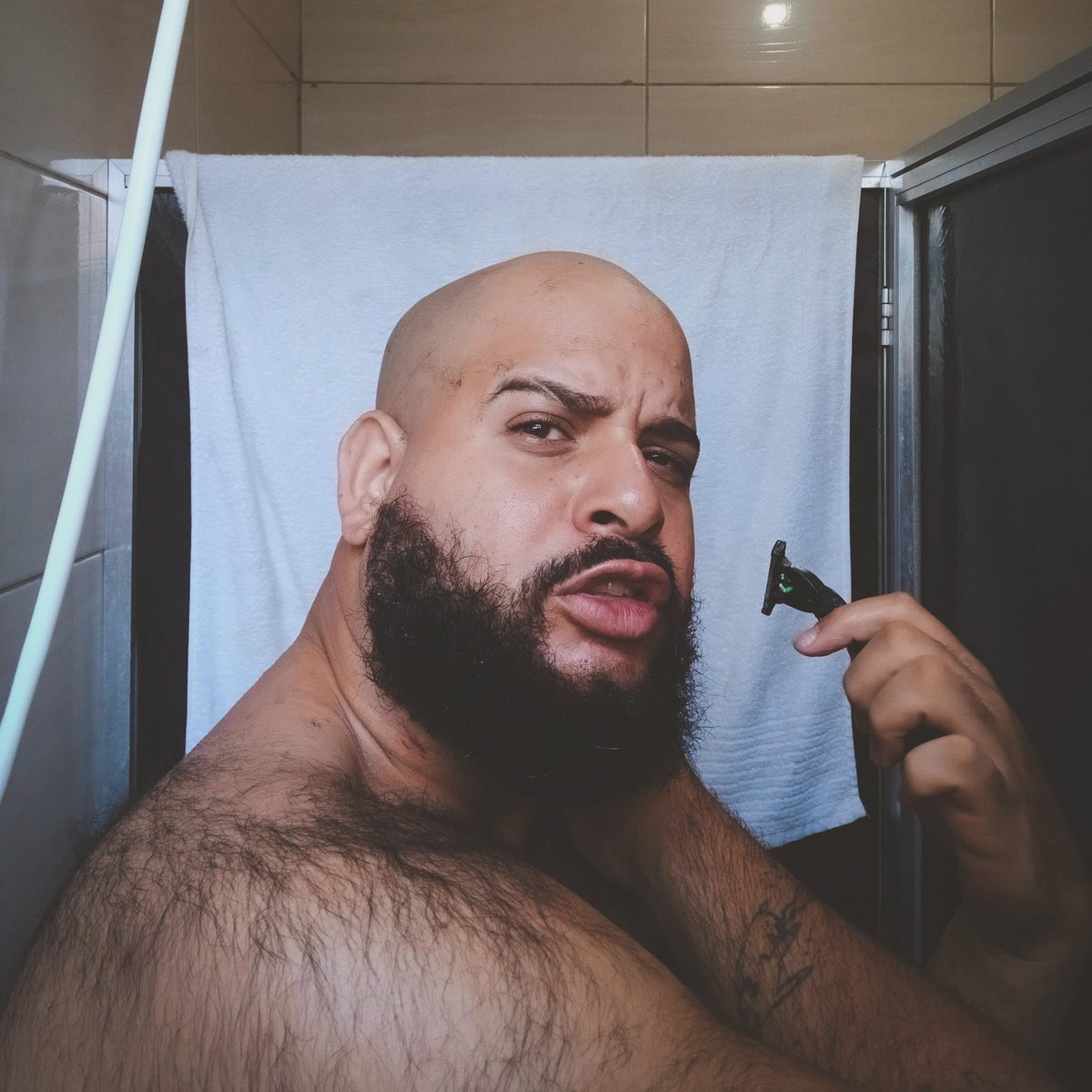 mechamoleandre's tweet image. Entre barba e olhar, o golpe é duplo.
.
.
.

#urso #bear #beard #gay #bulge #barba #ursos #bears #oso #bearded #bulto #ursoslindosdobrasil #beargay #gaybear #pride #barbudo #ursosdobrasil #lgbt #scruff #osos #instabeard #gaybrasil #musclebear #woof #barbudosepeludos #barbudos