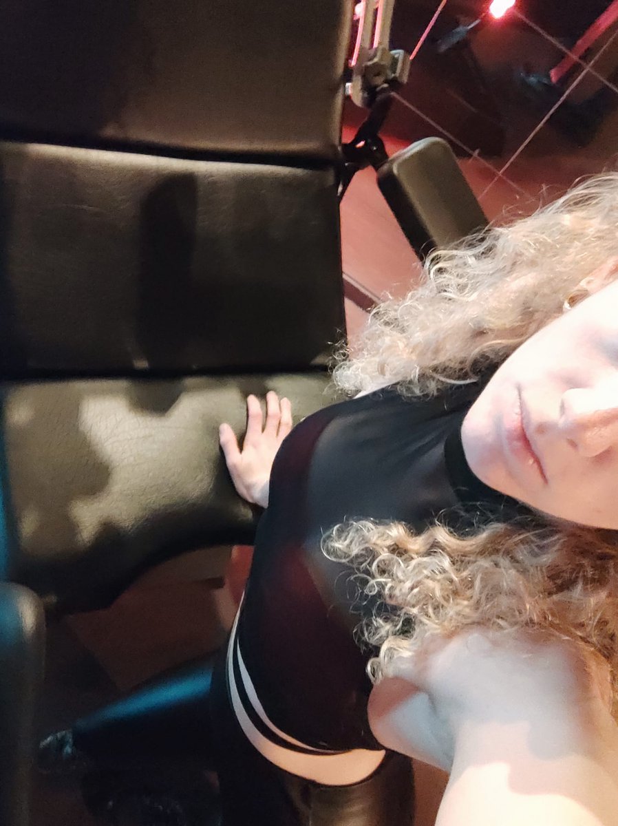 Das könnte dein Platz sein, ich schnalle dich auf den Terminus und vergehe mich an dir.. 

#terminus #bdsm #leder