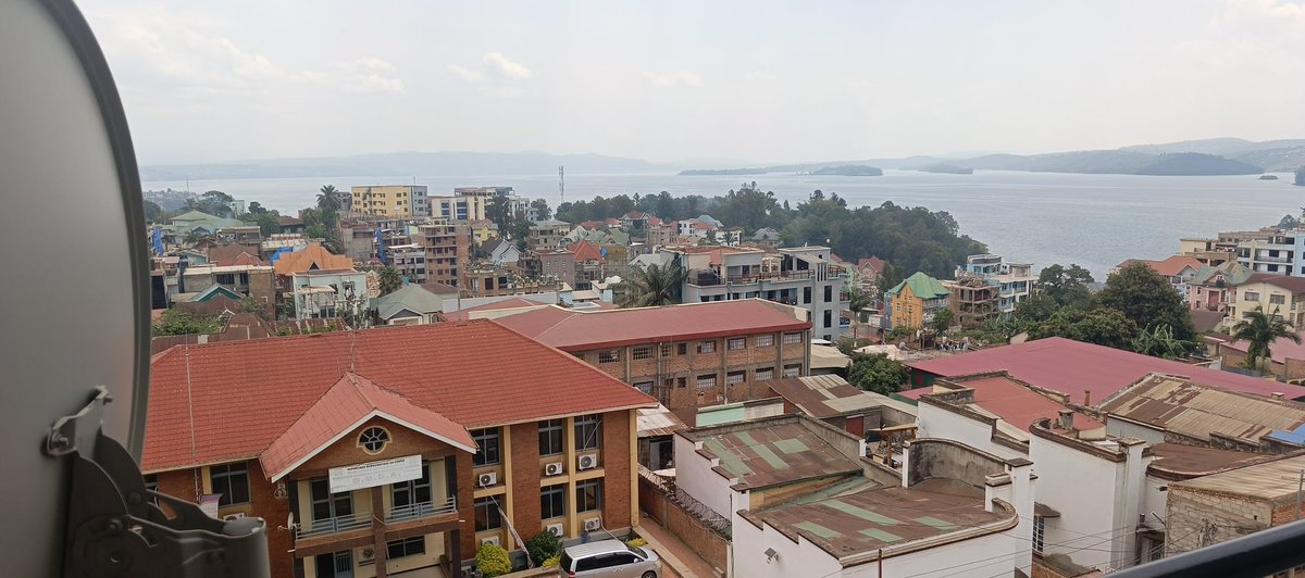 #Bukavu : plusieurs maisons à louer, #abandonnées par les locataires suite à la crise économique. <a href="/malu_raissa/">Raïssa Malu</a> <a href="/UNHABITAT/">UN-Habitat</a>