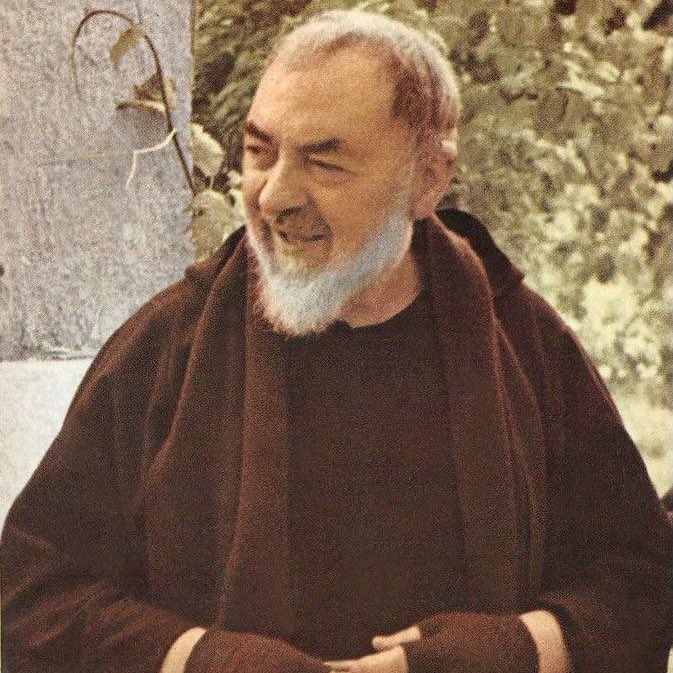 manodooceu's tweet image. "Façamo-nos santos, deste modo, depois de haver vivido juntos na terra, estaremos juntos para sempre no céu." Na oração, na fidelidade a igreja e aos sacramentos.
São Padre Pio, até o céu, rogai por nós!