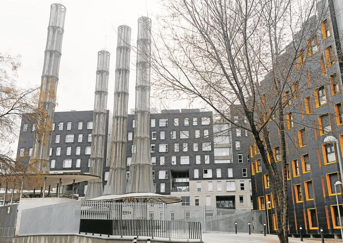 🌱 Redes de calor y frío: energía renovable para hogares, oficinas y hospitales. 
El nuevo real decreto impulsa su expansión. Más verde, más eficiente, más ciudad. 🌍
#SmartCities #Sostenibilidad #EnergíasRenovables