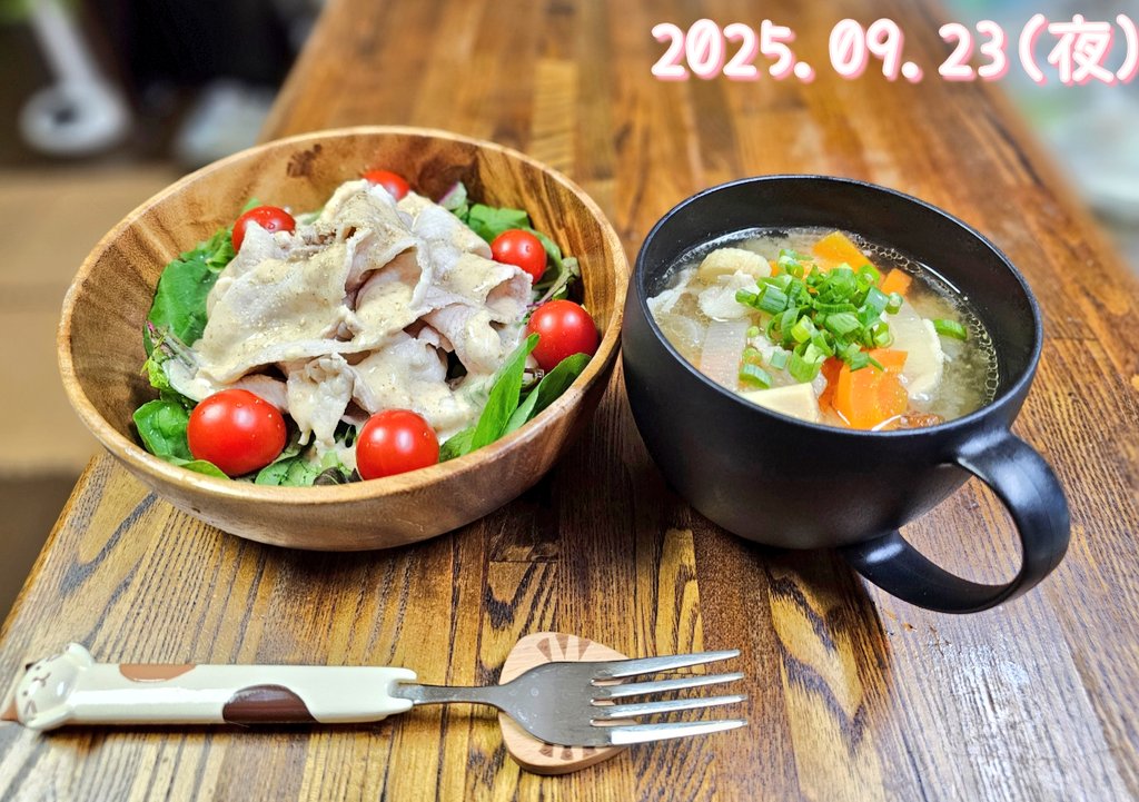 ONIcha_diary's tweet image. 今日の鬼ちゃメシ🥢

昼🔆
セブンイレブンの
たことブロッコリーのバジルサラダ風
夜🌃
豚しゃぶサラダ🥗
豚汁(アカモク入り)

久々のトプレ💥🔫
たーのーちぃい🥳🥳

ごちごち🍀*

#自炊
#ダイエット飯
#健康食
#家庭菜園
#野菜
#PUBGMOBILE