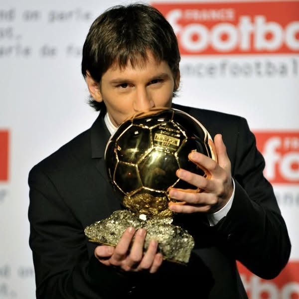 Adfa320's tweet image. 🇦🇷Lionel Messi is still the 𝐎𝐍𝐋𝐘 𝐏𝐋𝐀𝐘𝐄𝐑 in history to win 𝐁𝐎𝐓𝐇 the Golden Boy award and a Ballon d'Or. 🎖️

Get More News: wbxy.ink/B2DQc