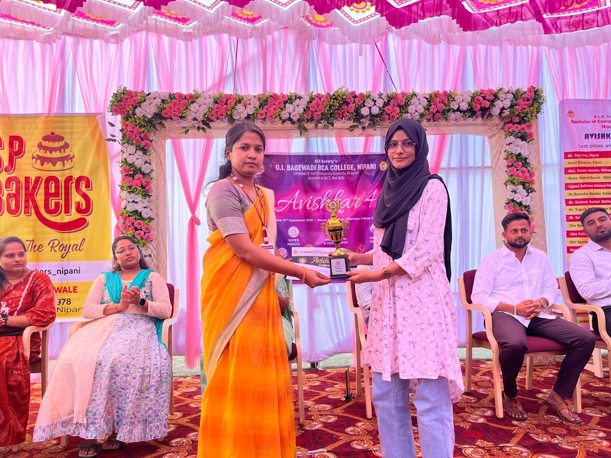 KLE_bca_nipani's tweet image. 🌸✨ Creative Hands, Beautiful Designs! ✨🌸

Congratulations to the talented winners of the Mehandi Event – Avishkar 4.0 💫🎉

🥇 1st Place – Miss. Zainab Bagwan of
G I Bagewadi PU college, Nipani

🥈 2nd Place – Miss. Preeti Khot of
G I Bagewadi PU College, Nipani