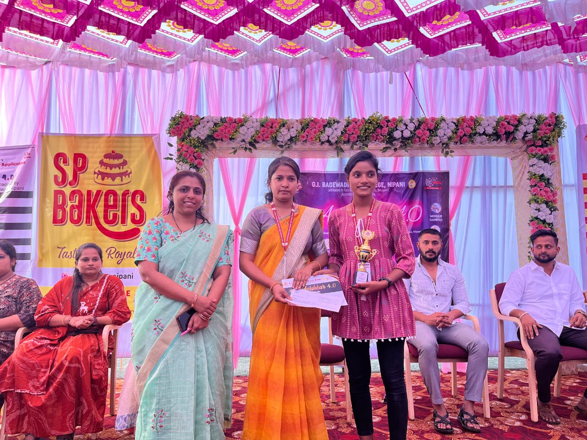 KLE_bca_nipani's tweet image. 🌸✨ Creative Hands, Beautiful Designs! ✨🌸

Congratulations to the talented winners of the Mehandi Event – Avishkar 4.0 💫🎉

🥇 1st Place – Miss. Zainab Bagwan of
G I Bagewadi PU college, Nipani

🥈 2nd Place – Miss. Preeti Khot of
G I Bagewadi PU College, Nipani