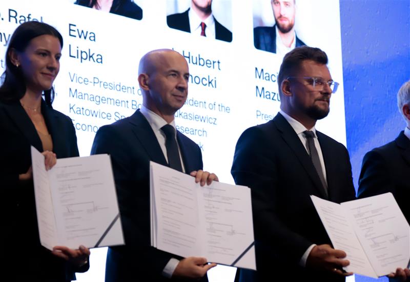 Podczas inauguracji <a href="/newmobilitycon/">kongresnowejmobilnosci</a> podpisany został list intencyjny w sprawie powołania Centrum Nowej Mobilności - miejsca, które będzie katalizatorem zmian, łącząc świat nauki, biznesu i samorządów. W imieniu GZM dokument podpisał przewodniczący zarządu <a href="/kkarolczak/">Kazimierz Karolczak</a>