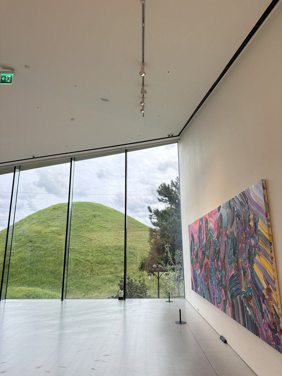 에가미에츠의 직품이 보여주는 동적인 흐름들이 고분의 옆에 있으니 마치 시간의 흐름들같아 썩 잘 어울렸다.