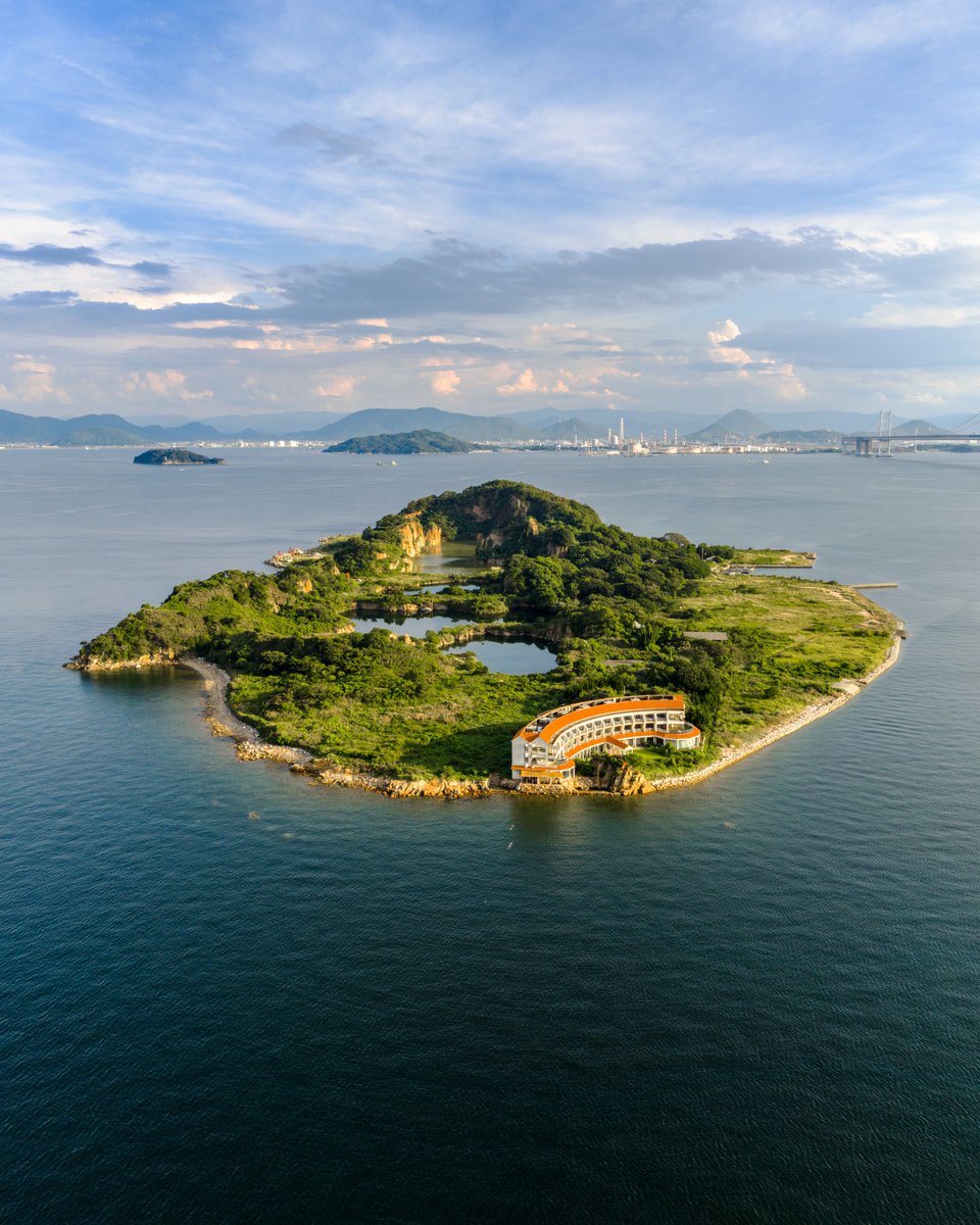 孤島に取り残された巨大リゾートホテルの廃墟。