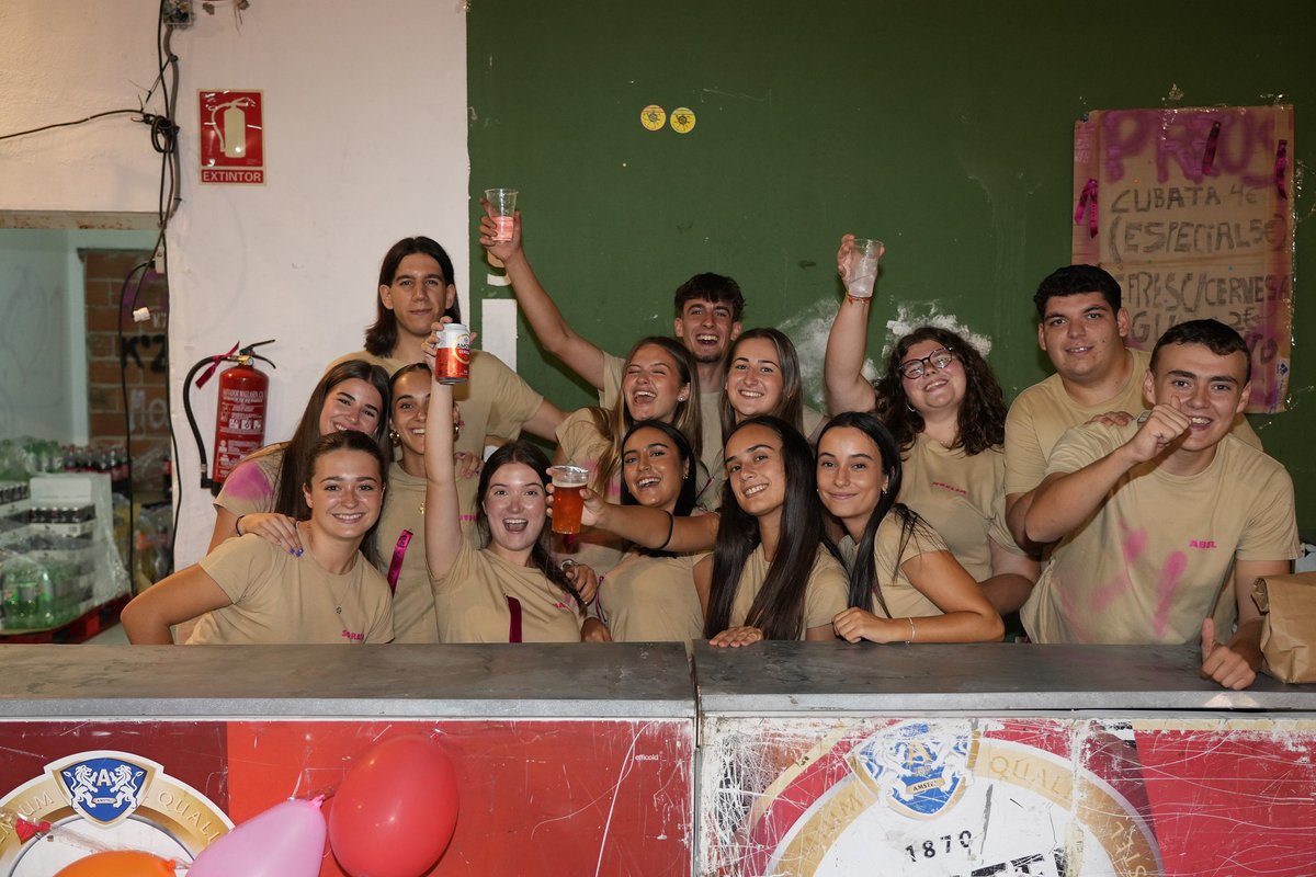 💥💥 Els Kintos 2024 de Vilafamés van organitzar una gran nit de la xulla el dissabte!

🔍 Germanor, foc i molta carn a la brasa en una festa que va continuar amb espectacle musical al poliesportiu municipal l'Estepar

📸 Totes les fotografies: vilafamesfotos.quickconnect.to/mo/sharing/sd5…