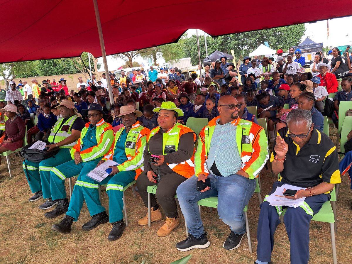 JoburgParksZoo's tweet photo. We are honoured to be joined by Cllr Teboho Nkokou, MMC for Community Development, Cllr Eunice Mgcina, MMC for Environmental and Development Planning and the Bomb Squad, led by Dr Snooky Zikalala, along with other key representatives.
#ArborMonth #greeningthecity  #jcpzcelebratesarbor #JoburgCares
