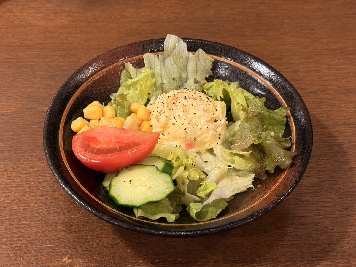 完熟アボカドとこんがりチーズのスープカレー(トマトスープ、3辛、大盛)、モグサラダ、ももラッシー #Soup_Curry_and_Cafe_Mogu