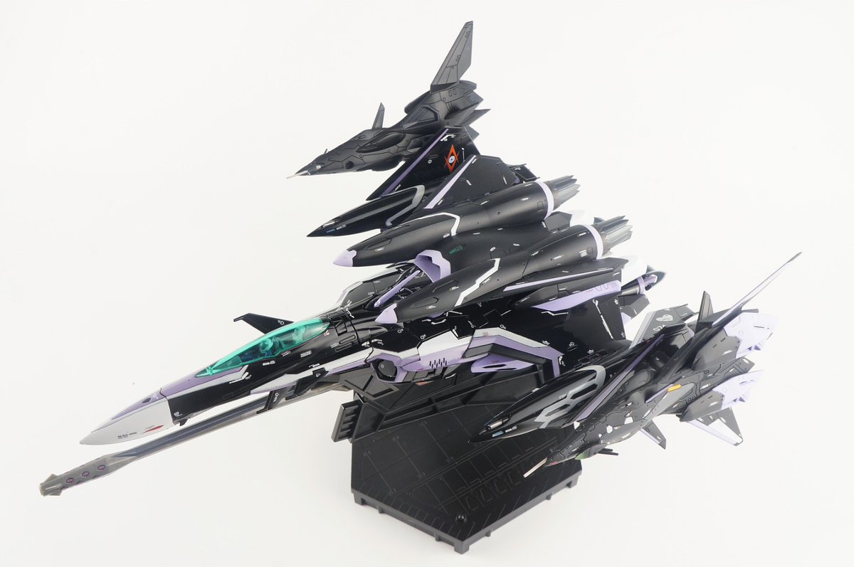 Macross only上海模型沙龙展示品预告！
来自奶油老师的原创配色VF-27γ
受Macross小说作品 MACROSS THE RIDE中VF-27-5配色启发将万代DX超合金产品改为深色基调 同时附加搭载同样是万代DX超合金出品的AIF-7F 无人机。
将于11.16日上海现场展出。
#Macross 
#マクロス