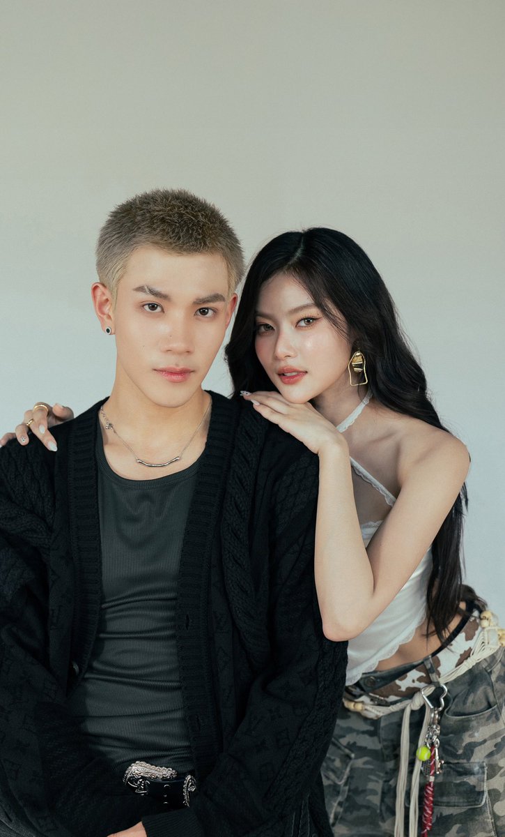 AllNews_th's tweet image. “FOURTH” คัมแบคซิงเกิลสุดร้อนแรง “Side To Side - FOURTH feat. MABELZ PiXXiE” พร้อมลุคใหม่ฮอตกร้าวใจ คว้านักร้องสาวสวย “MABELZ PiXXiE” ร่วม Featuring และ “HYE (ฮาย) Paper Planes” นั่งแท่น Producer

FOURTH x MABELZ SIDE TO SIDE
#SideToSideFourthMabelz
#Fourthnattawat
#Mabelz_PiXXiE…